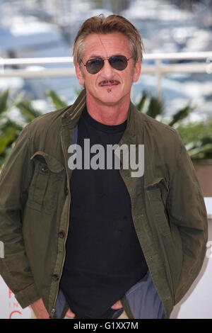 Cannes, France. 20 mai, 2016. Réalisateur Sean Penn pose lors d'un photocall pour le film 'La dernière Face' en compétition au 69e Festival du Film de Cannes, France, le 20 mai 2016. Source : Xinhua/Alamy Live News Banque D'Images