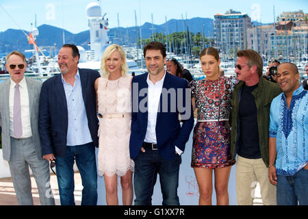Cannes, France. 20 mai, 2016. Acteurs Jared Harris, Jean Reno, Charlize Theron, Javier Bardem, Adèle Exarchopoulos, directeur de l'acteur Sean Penn et Zubin Cooper (L-R) posent lors d'un photocall pour le film 'La dernière Face' en compétition au 69e Festival du Film de Cannes, France, le 20 mai 2016. Source : Xinhua/Alamy Live News Banque D'Images
