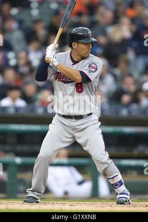 Detroit, Michigan, USA. 16 mai, 2016. Twins du Minnesota catcher Kurt Suzuki (8) à la batte au cours de l'action jeu MLB entre les Twins du Minnesota et les Tigers de Detroit à Comerica Park à Detroit, Michigan. Les Tigres défait les jumeaux 10-8. John Mersits/CSM/Alamy Live News Banque D'Images