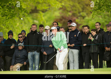 Le K Club, Straffan, France. 20 mai, 2016. Dubai Duty Free Irish Open Golf Championship Round 2. Jamie Donaldson jetons dans pour un birdie au 6e vert. Credit : Action Plus Sport Images/Alamy Live News Banque D'Images