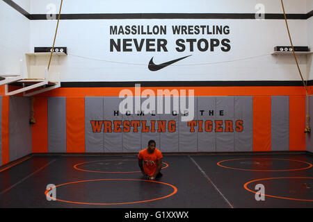 Massillon, Ohio, USA. 2e Février, 2016. hen sion Shaver's high school wrestling carrière prend fin le mois dernier, il enlaça son entraîneur alors que la foule s'est levé pour ses pieds. C'est un moment qui pourrait très bien être la scène finale dans un film un jour, c'est comment la vie de rasoir miraculeuse a été à ce point.rasoir est né à Columbus, Ohio, en 1997 -- sans jambes. Il avait le syndrome de régression caudale, une condition qui affecte le développement de la moitié inférieure du corps. Il a été donné en adoption comme un bébé, déménagement de la famille d'accueil pour favoriser l'accueil, de l'école à l'école, et il n'aime pas dire beaucoup mor Banque D'Images