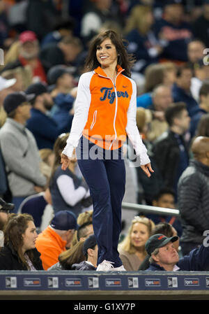 Detroit, Michigan, USA. 17 mai, 2016. Tiger Detroit Squad de l'énergie états Chelsea Estes effectue au cours de l'action jeu MLB entre les Twins du Minnesota et les Tigers de Detroit à Comerica Park à Detroit, Michigan. Les Tigres défait les jumeaux 7-2. John Mersits/CSM/Alamy Live News Banque D'Images