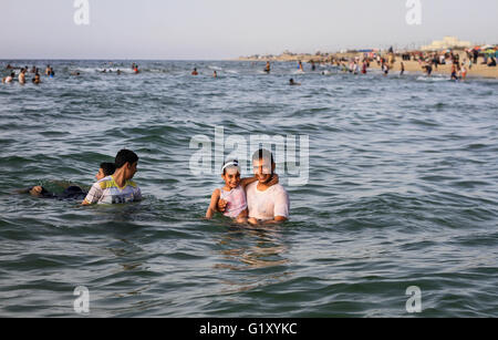 Les citoyens palestiniens et les enfants comment ils passent leur temps à échapper à la chaleur de l'été. Banque D'Images