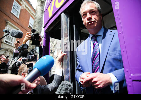 Smith Square, Westminster, London, UK. 20 mai 2016 Nigel Farage, chef de l'UKIP lance l'UKIP's open top bus qui fera le tour de l'ensemble du Royaume-Uni à l'approche de l'Union européenne référendum du 23 juin 2016. Credit : Dinendra Haria/Alamy Live News Banque D'Images