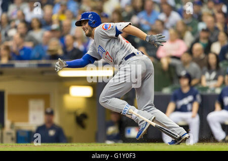 Milwaukee, WI, USA. 18 mai, 2016. Chicago Cubs de troisième but Kris Bryant # 17 en action au cours de la partie de baseball de ligue majeure entre les Milwaukee Brewers et les Cubs de Chicago au Miller Park de Milwaukee, WI. John Fisher/CSM/Alamy Live News Banque D'Images