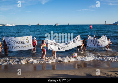 Cannes, France. 20 mai, 2016. Les jeunes acteurs ont mis sur une manifestation à l'eau de mer de cannes pendant le festival du film, à l'encontre de la loi de travail 49,3 , et la coupure des fonds aux organismes artistiques faites par les anglais governemtn. Laissez-la police, mais a cessé de protester contre l'ensemble des participant et déposer leur nom. Credit : JBphotoeditorial/Alamy Live News Banque D'Images