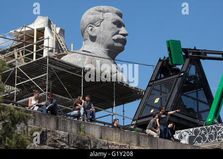 Énorme tête de dictateur soviétique Joseph Staline, qui s'élève au-dessus de parc de Letna à Prague, en République tchèque, au cours de la télévision tchèque de filmer le nouveau biopic TV film Monstrum (le monstre) basé sur la biographie d'un sculpteur tchèque Otakar Svec. Staline retourne à l'endroit où temporaire le monument de Staline conçu par Otakar Svec se tenait à partir de 1955 jusqu'à ce qu'il a été détruit en 1962. Banque D'Images