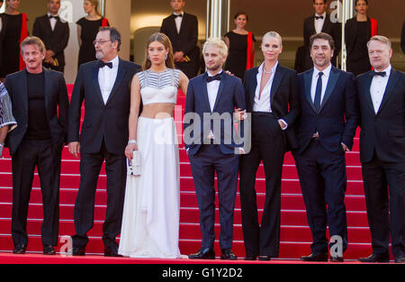 Cannes, Frankrijk - 20 Mei: Adele Exarchopoulos, Sean Penn, Hopper Penn  Wonen De 'the Last Face' Première Bij. 69e Jaarlijkse Cannes Film Festival  Op Het Palais Des Festivals Op 20 Mei 2016