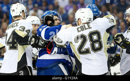 Tampa, Floride, USA. 20 mai, 2016. DIRK SHADD | fois.Lightning de Tampa Bay center Cédric Paquette (13) des échauffourées avec les Penguins de Pittsburgh le défenseur Ian Cole (28) au cours de la première période de jeu dans quatre des Finales de Conférence de l'Est entre le Lightning de Tampa Bay et les Penguins de Pittsburgh à Amalie Arena à Tampa, en Floride, le vendredi 20 mai, 2016. © Dirk Shadd/Tampa Bay Times/ZUMA/Alamy Fil Live News Banque D'Images