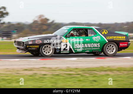 MELBOURNE, AUSTRALIE/WINTON, 20 mai 2016 : les voitures de course classique il bataille au Masters Series de Touring Car, ronde 3 à Winton. Crédit : David Hewison/Alamy Live News Banque D'Images