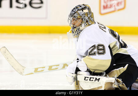 Tampa, Floride, USA. 20 mai, 2016. DIRK SHADD | fois.Le défenseur des Penguins de Pittsburgh Ian Cole (28) dans l'objectif de la troisième période en jeu quatre de la finale de conférence de l'Est entre le Lightning de Tampa Bay et les Penguins de Pittsburgh à Amalie Arena à Tampa, en Floride, le vendredi 20 mai, 2016. © Dirk Shadd/Tampa Bay Times/ZUMA/Alamy Fil Live News Banque D'Images