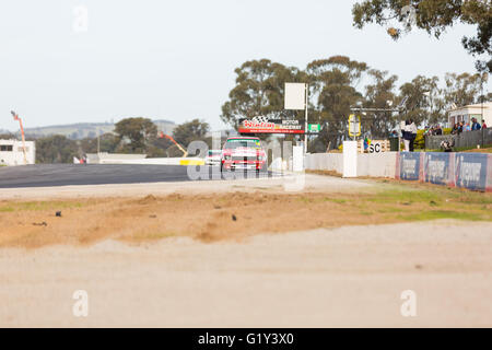 MELBOURNE, AUSTRALIE/WINTON, 20 mai 2016 : les voitures de course classique il bataille au Masters Series de Touring Car, ronde 3 à Winton. Crédit : David Hewison/Alamy Live News Banque D'Images