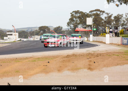 MELBOURNE, AUSTRALIE/WINTON, 20 mai 2016 : les voitures de course classique il bataille au Masters Series de Touring Car, ronde 3 à Winton. Crédit : David Hewison/Alamy Live News Banque D'Images