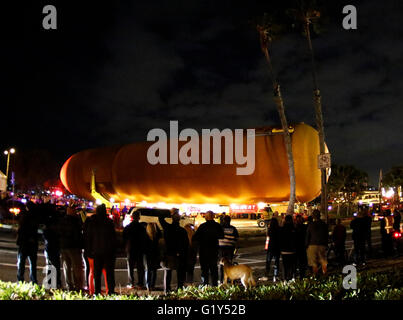 Marina Del Ray CA. 21 mai, 2016. Réservoir de carburant de la navette spatiale ET-94 êtres humains 16 mile de long se déplacer à 12:01 am tôt samedi matin. Le réservoir se déplace à 5 km/h et le trajet prendra environ 13-18 heures comme il fait son chemin à travers Los Angeles et arrivera au California Science Center autour de 7-8 heures le samedi après-midi. Photo par Gene Blevins/LA Daily News/ZumaPress. Credit : Gene Blevins/ZUMA/Alamy Fil Live News Banque D'Images