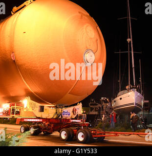 Marina Del Ray CA. 21 mai, 2016. Réservoir de carburant de la navette spatiale ET-94 êtres humains 16 mile de long se déplacer à 12:01 am tôt samedi matin. Le réservoir se déplace à 5 km/h et le trajet prendra environ 13-18 heures comme il fait son chemin à travers Los Angeles et arrivera au California Science Center autour de 7-8 heures le samedi après-midi. Photo par Gene Blevins/LA Daily News/ZumaPress. Credit : Gene Blevins/ZUMA/Alamy Fil Live News Banque D'Images