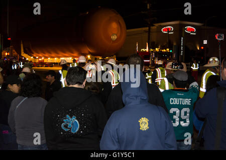 Los Angeles, CA USA 21 mai 2016 Réservoir de la navette spatiale ET-94 est déplacé si à la ville steets California Science Center Crédit : Chester Brown/Alamy Live News Banque D'Images