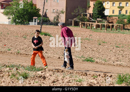 Cetina, Espagne. 21 mai, 2016. Un homme d'extraire d'un string qui maintiennent le leurre artificiel utilisé pendant la course de lévriers. Credit : Valentin/Sama-Rojo Alamy Live News. Banque D'Images