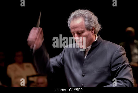 Hanovre, Allemagne. 20 mai, 2016. Le chef d'orchestre autrichien Manfred Honeck dirige pendant une performanc de l'Orchestre symphonique de Pittsburgh, à Hanovre, Allemagne, 20 mai 2016. Sa tournée européenne débutera le même jour, à Hanovre. Photo : Peter Steffen/dpa/Alamy Live News Banque D'Images