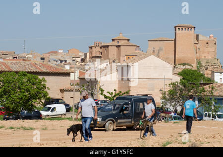 Cetina, Espagne. 21 mai, 2016. Les participants de la course de lévriers se préparer pour la prochaine course avec le palais de Cetina, à l'arrière-plan. Credit : Valentin/Sama-Rojo Alamy Live News. Banque D'Images