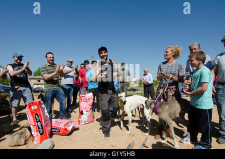 Cetina, Espagne. 21 mai, 2016. Propriétaire de 'Tul' (C), un lévrier blanc, maintenant le prix pour la deuxième position. Credit : Valentin/Sama-Rojo Alamy Live News. Banque D'Images