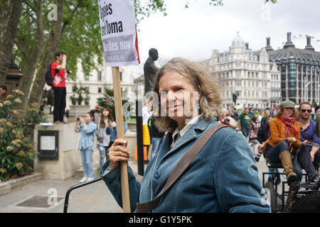 Londres, Royaume-Uni. 21 mai, 2016. Un groupe de voyageurs et de démonstration mars avec des voitures à chevaux pour les voyageurs de la demande les droits de l'homme a été ban pour plus de 500 ans autour de la place du Parlement, Londres. Credit : Voir Li/Alamy Live News Banque D'Images