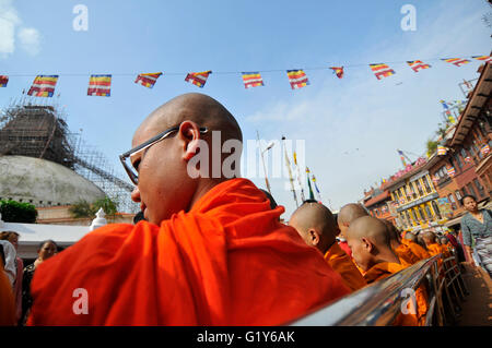 Les moines bouddhistes népalais dévots attendent en maintenant l'inscription de l'offre de pot au stupa de Boudhanath, l'un des plus grands stupas dans le monde pendant la célébration le 2,560ème Buddha Purnima festival, anniversaire de la naissance de Lord Gautam Bouddha à Boudhanath, le 21 mai 2016. Les bouddhistes du monde entier, Cambodge, Thaïlande, Myanmar, le Bhoutan, Sri Lanka, Laos, Mongolie, Japon, Singapour, Taiwan dont le Népal, observer Buddha Purnima festival qui tombe le même jour de la pleine lune du mois calendrier. L'occasion des offrandes de fleurs, d'encens et des bougies, un échange de cadeaux comme bl Banque D'Images