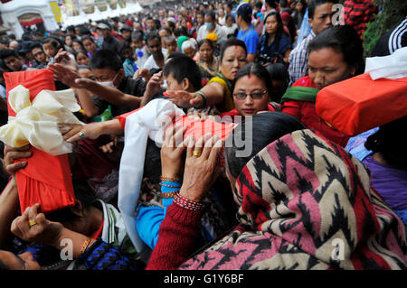 Les dévots transportant saint livre pour la procession rituelle au stupa de Boudhanath, l'un des plus grands stupas dans le monde pendant la célébration le 2,560ème Buddha Purnima festival, anniversaire de la naissance de Lord Gautam Bouddha à Boudhanath, le 21 mai 2016. Les bouddhistes du monde entier, Cambodge, Thaïlande, Myanmar, le Bhoutan, Sri Lanka, Laos, Mongolie, Japon, Singapour, Taiwan dont le Népal, observer Buddha Purnima festival qui tombe le même jour de la pleine lune du mois calendrier. L'occasion des offrandes de fleurs, d'encens et des bougies, un échange de cadeaux comme des bénédictions, prières, sermons et g Banque D'Images