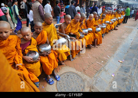 Les moines bouddhistes népalais dévots attendent en maintenant l'inscription de l'offre de pot au stupa de Boudhanath, l'un des plus grands stupas dans le monde pendant la célébration le 2,560ème Buddha Purnima festival, anniversaire de la naissance de Lord Gautam Bouddha à Boudhanath, le 21 mai 2016. Les bouddhistes du monde entier, Cambodge, Thaïlande, Myanmar, le Bhoutan, Sri Lanka, Laos, Mongolie, Japon, Singapour, Taiwan dont le Népal, observer Buddha Purnima festival qui tombe le même jour de la pleine lune du mois calendrier. L'occasion des offrandes de fleurs, d'encens et des bougies, un échange de cadeaux comme bl Banque D'Images