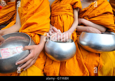 Les moines bouddhistes népalais dévots attendent en maintenant l'inscription de l'offre de pot au stupa de Boudhanath, l'un des plus grands stupas dans le monde pendant la célébration le 2,560ème Buddha Purnima festival, anniversaire de la naissance de Lord Gautam Bouddha à Boudhanath, le 21 mai 2016. Les bouddhistes du monde entier, Cambodge, Thaïlande, Myanmar, le Bhoutan, Sri Lanka, Laos, Mongolie, Japon, Singapour, Taiwan dont le Népal, observer Buddha Purnima festival qui tombe le même jour de la pleine lune du mois calendrier. L'occasion des offrandes de fleurs, d'encens et des bougies, un échange de cadeaux comme bl Banque D'Images