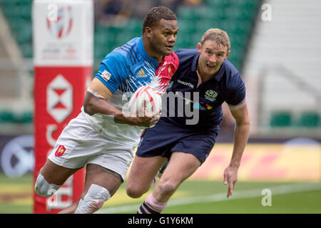 Londres, Royaume-Uni. 21 mai, 2016. La France contre l'Ecosse, Virimi Vakatawa (France), Scott Wight (Ecosse) au cours de la jeu de tournoi de rugby de la France contre l'Écosse à Londres, Angleterre, 21 mai 2016. Photo : Juergen Kessler/DPA - PAS DE SERVICE DE FIL-/dpa/Alamy Live News Banque D'Images