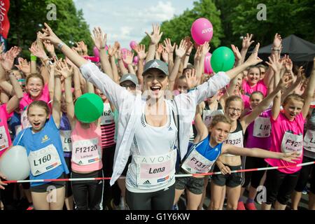 Berlin, Allemagne. 21 mai, 2016. Modèle allemand Lena Gercke prend part à l'Avon 5 km Course des femmes sans temps de maintien, à Berlin, Allemagne, 21 mai 2016. Photo : JOERG CARSTENSEN/dpa/Alamy Live News Banque D'Images