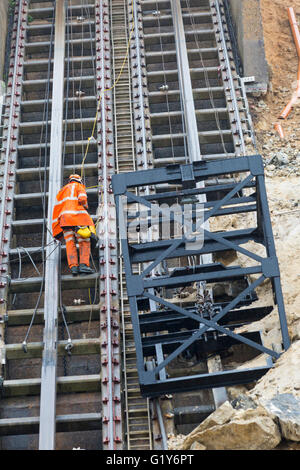 Bournemouth, Dorset, UK 21 mai 2016. Descente en rappel d'un travail d'équipe pour libérer le funiculaire édouardien ascenseurs. celle qui a été endommagé dans le glissement à l'East Cliff qui s'est passé le 24 avril. Credit : Carolyn Jenkins/Alamy Live News Banque D'Images