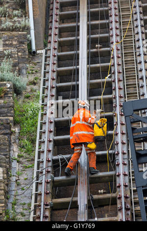 Bournemouth, Dorset, UK 21 mai 2016. Descente en rappel d'un travail d'équipe pour libérer le funiculaire édouardien ascenseurs. celle qui a été endommagé dans le glissement à l'East Cliff qui s'est passé le 24 avril. Credit : Carolyn Jenkins/Alamy Live News Banque D'Images