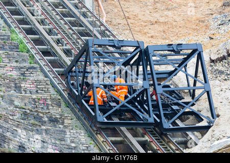 Bournemouth, Dorset, UK 21 mai 2016. Descente en rappel d'un travail d'équipe pour libérer le funiculaire édouardien ascenseurs. celle qui a été endommagé dans le glissement à l'East Cliff qui s'est passé le 24 avril. Credit : Carolyn Jenkins/Alamy Live News Banque D'Images