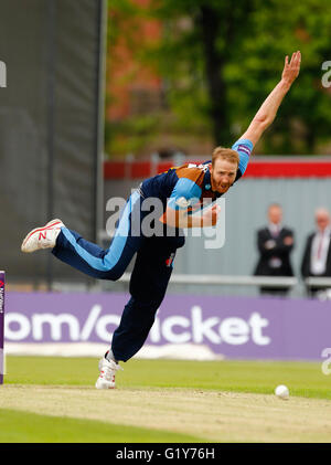 Old Trafford, Manchester, Royaume-Uni. 21 mai, 2016. T20 Natwest Blast. Par rapport à la foudre Lancashire Derbyshire Falcons. Le Derbyshire Falcons bowler Andy Carter. Credit : Action Plus Sport/Alamy Live News Banque D'Images