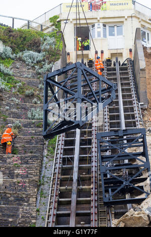 Bournemouth, Dorset, UK 21 mai 2016. Descente en rappel d'un travail d'équipe pour libérer le funiculaire édouardien ascenseurs. celle qui a été endommagé dans le glissement à l'East Cliff qui s'est passé le 24 avril. Credit : Carolyn Jenkins/Alamy Live News Banque D'Images