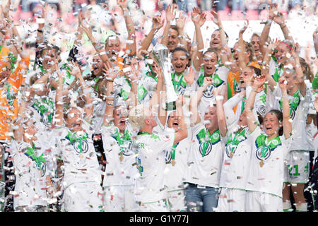 Cologne, Allemagne. 21 mai, 2016. Les joueurs de Wolfsburg célébrer après leur victoire dans le German women's soccer cup finale entre sable SC vs VfL Wolfsburg dans le stade RheinEnergieStadion à Cologne, Allemagne, 21 mai 2016. Photo : MARIUS BECKER/dpa/Alamy Live News Banque D'Images