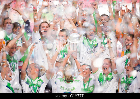 Cologne, Allemagne. 21 mai, 2016. Les joueurs de Wolfsburg célébrer après leur victoire dans le German women's soccer cup finale entre sable SC vs VfL Wolfsburg dans le stade RheinEnergieStadion à Cologne, Allemagne, 21 mai 2016. Photo : MARIUS BECKER/dpa/Alamy Live News Banque D'Images