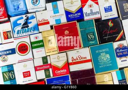 Paquets de cigarettes ancien Divers Banque D'Images