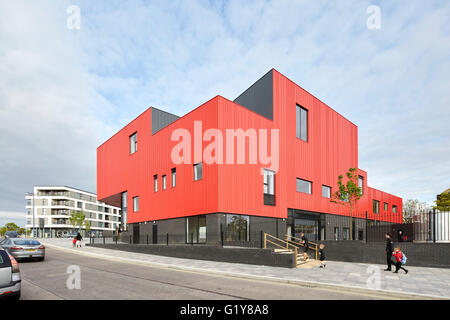 L'altitude d'angle de rue en pente. L'École d'art créatif de Plymouth, Plymouth, Royaume-Uni. Architecte : Feilden Clegg Bradley Studios s.r.l., 2015. Banque D'Images