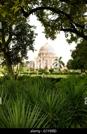 Le Bara-Gumbad tombeau est l'un des deux carrés-plan tombeaux à Lodi Gardens, New Delhi, Inde. Banque D'Images