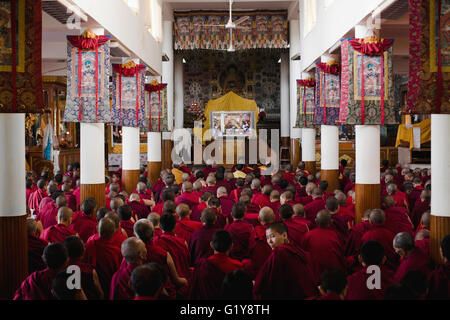 Des centaines de moines tibétains, des religieuses et d'autres dévots se rassemblent pour la cinquième journée d'enseignements de Sa Sainteté le Dalaï Lama. Banque D'Images