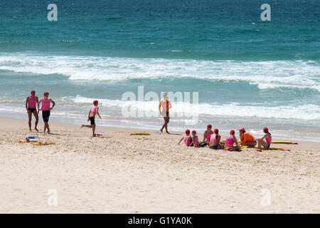 Les jeunes en formation life savers sur la Gold Coast dans le Queensland en Australie Banque D'Images