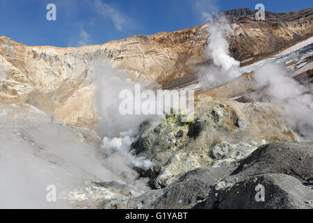 Paysage volcanique du Kamchatka : hot springs et champ de fumerolles dans cratère du volcan actif Mutnovsky. Extrême-Orient russe. Banque D'Images