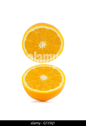 La moitié douce orange sur fond blanc, orange Navel Banque D'Images