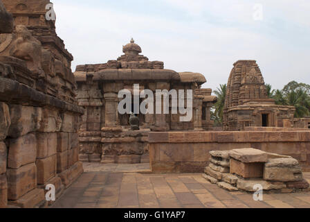 Nandi mandapa, Mallikarjuna Temple, Temple Pattadakal Pattadakal, complexes, Karnataka, Inde. Kasi Visvesvara temple est sur la droite. Banque D'Images