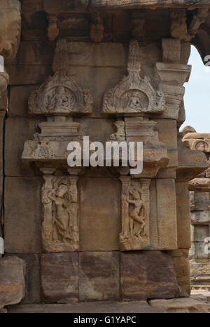 Figures sculptées sur le Nandi mandapa, Mallikarjuna Temple, Temple Pattadakal Pattadakal, complexes, Karnataka, Inde. Banque D'Images