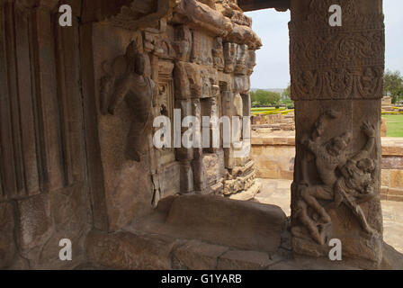 Saiva-dvara-pala et la sculpture de l'Ugra, Narsimha sur un pilier de l'est de mukha mandapa, Mallikarjuna, Temple Pattadakal, Karnataka, Inde Banque D'Images