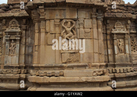 Dev-koshthas à piliers de la rive sud mukha mandapa représentant des figures de Shiva, Mallikarjuna Temple, Temple Pattadakal, Karnataka, Inde Banque D'Images