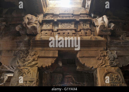 O les piliers sculptés, maha mandapa, Mallikarjuna Temple, Temple Pattadakal Pattadakal, complexes, Karnataka, Inde Banque D'Images